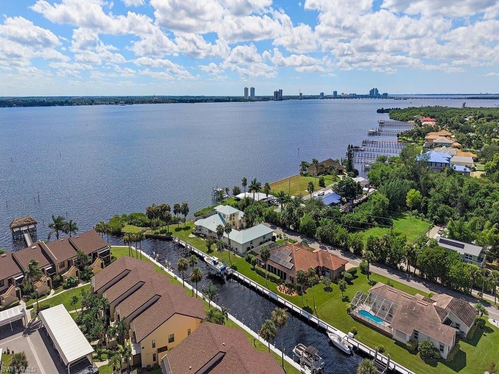 ADMIRALTY YACHT & RACQUET CLUB - Residential