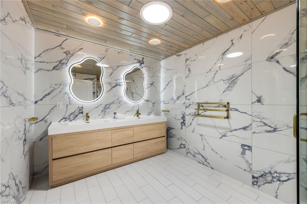 KNIGHTS BOKEELIA ISLE - Residential