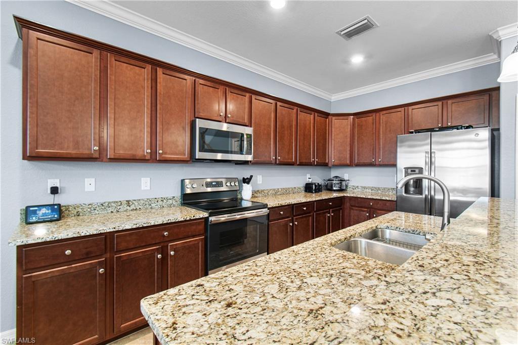 HAMPTON LAKES - Residential