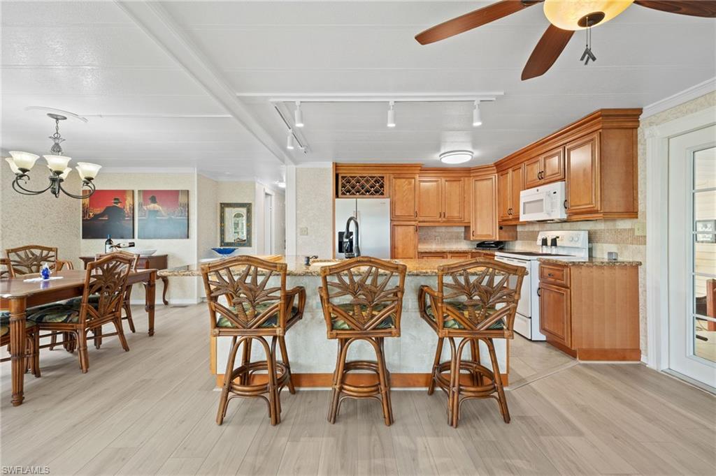 SIX LAKES COUNTRY CLUB - Residential