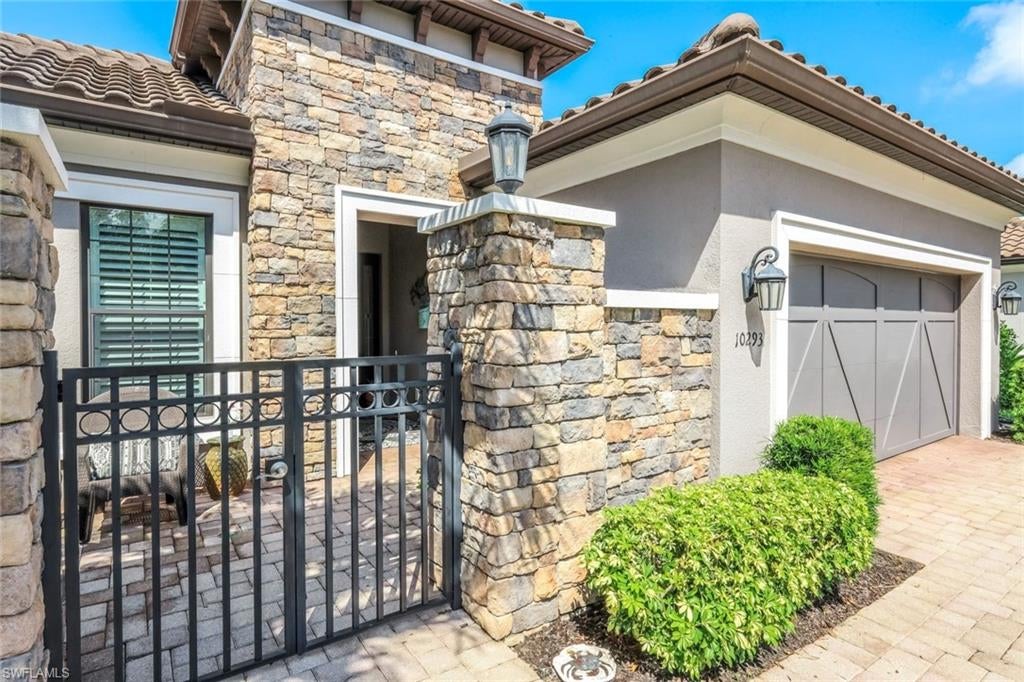 PEBBLE POINTE - Residential