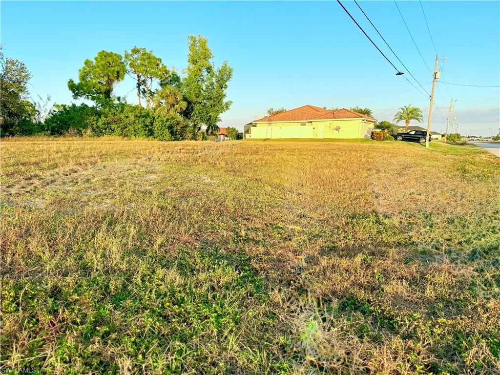 *** PRICED TO SELL!!! *** LOT ON CANAL IN NW CAPE CORAL *  BUILD YOUR DREAM HOME ON THIS LOT * DOCK YOUR BOAT ALONGSIDE YOUR NEW CUSTOM BUILT HOME * BUY A COMPETITIVELY PRICED LOT ON THE CANAL AS AN GREAT INVESTMENT * NO ENDANGERED SPECIES ON LAND * THIS RESIDENTIAL LOT IS READY TO BE DEVELOPED!!!  CALL NOW AND MAKE AN OFFER!