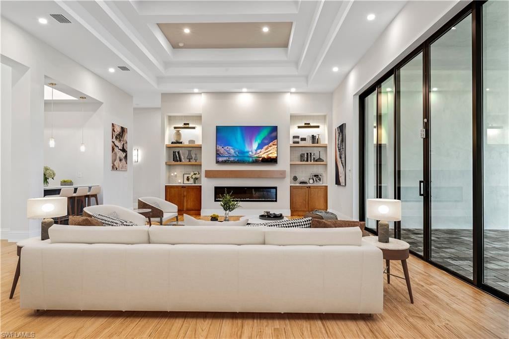 COUNTRY CLUB - Residential