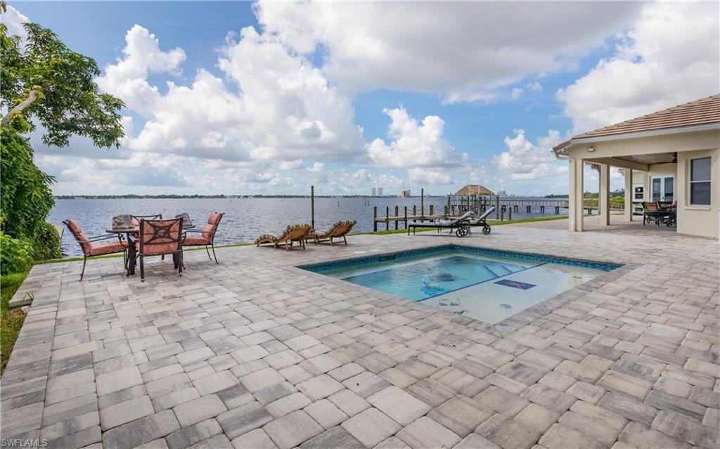 ADMIRALTY YACHT & RACQUET CLUB - Residential