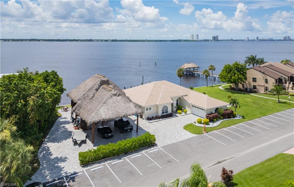 ADMIRALTY YACHT & RACQUET CLUB - Residential