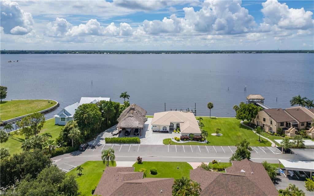 ADMIRALTY YACHT & RACQUET CLUB - Residential