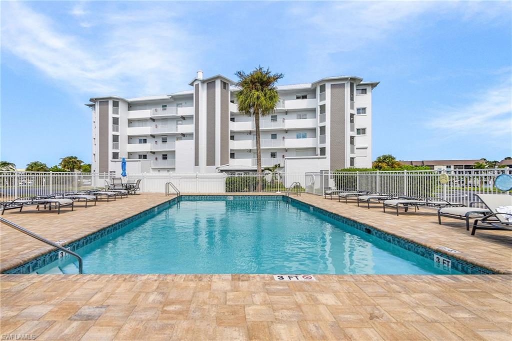 ROYAL PELICAN TOWNHOUSE - Residential