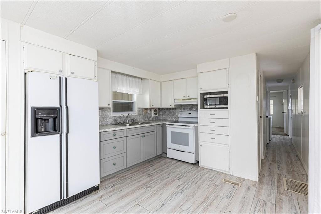 NAPLES MOBILE ESTATES - Residential