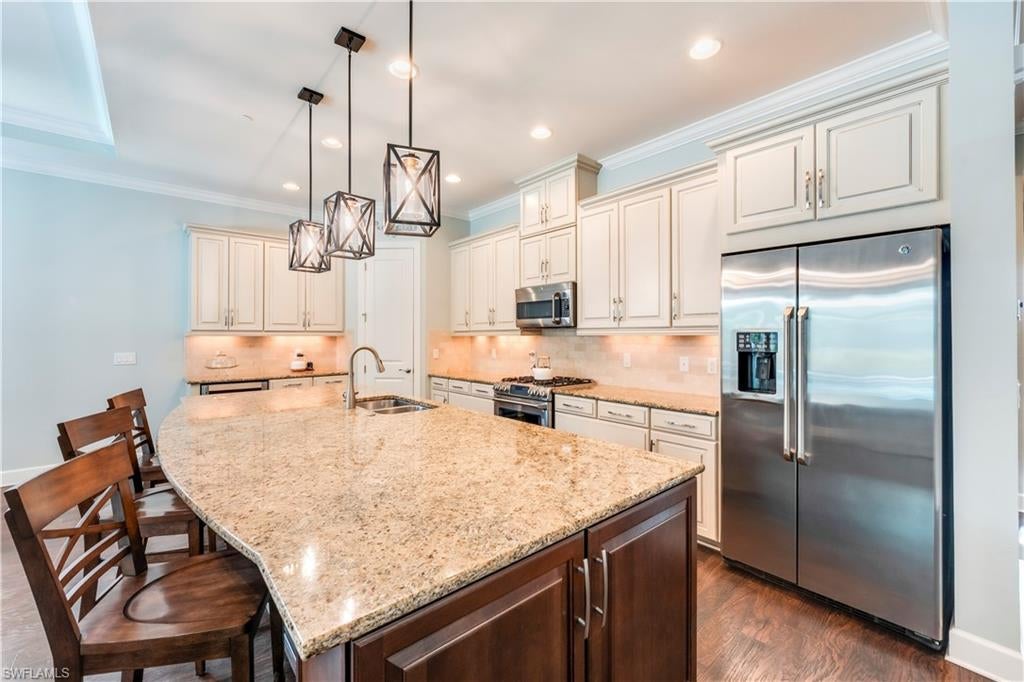 PEBBLE POINTE - Residential