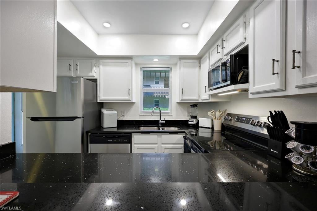 ISLAND MANOR APTS - Residential