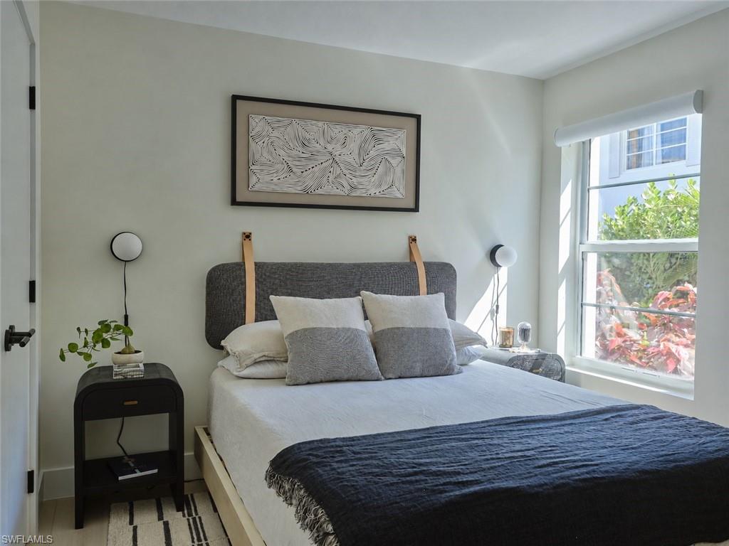 MOORINGS BAY APTS - Residential