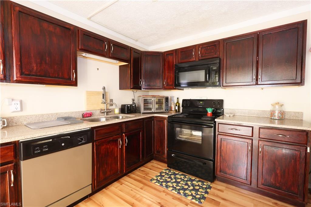 PARKWOODS TOWNHOUSE COMMUNITY - Residential