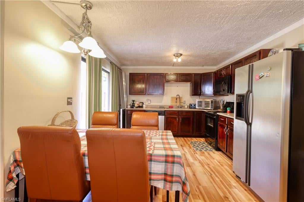 PARKWOODS TOWNHOUSE COMMUNITY - Residential