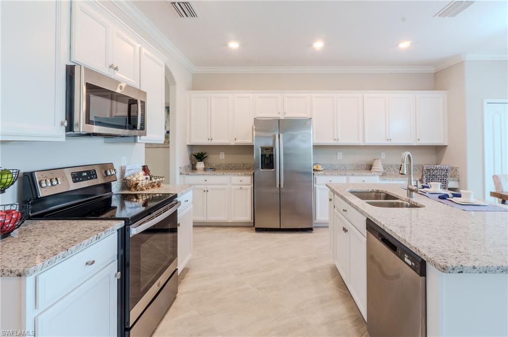 HAMPTON LAKES - Residential