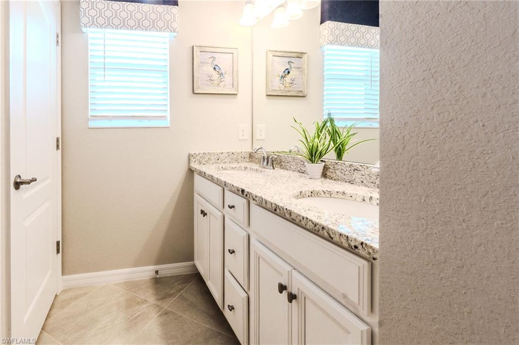 HAMPTON LAKES - Residential