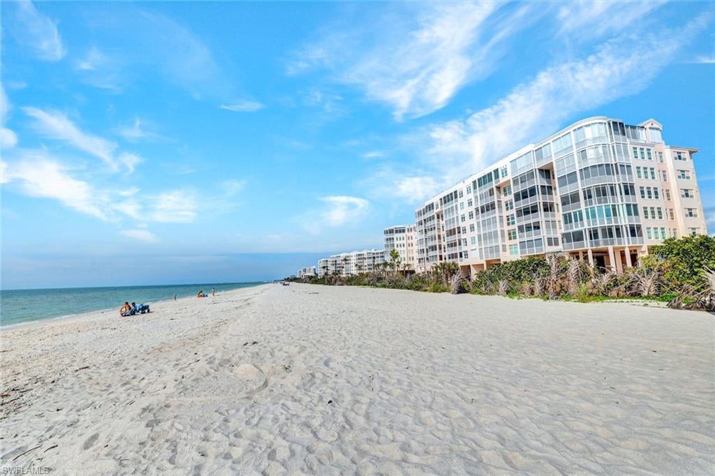 BAREFOOT BEACH CLUB - Residential