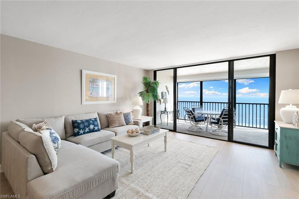 CAPER BEACH CLUB - Residential
