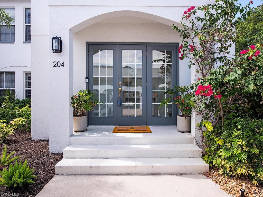LAUREL OAKS AT PELICAN BAY - Residential