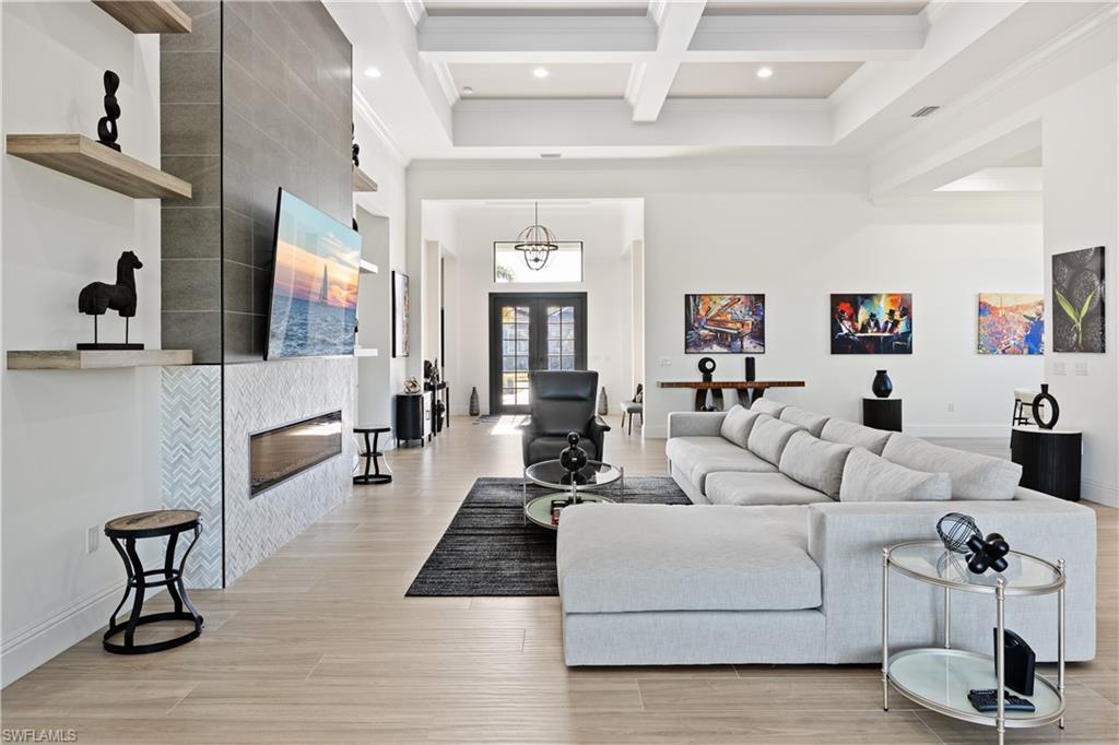 COUNTRY CLUB - Residential