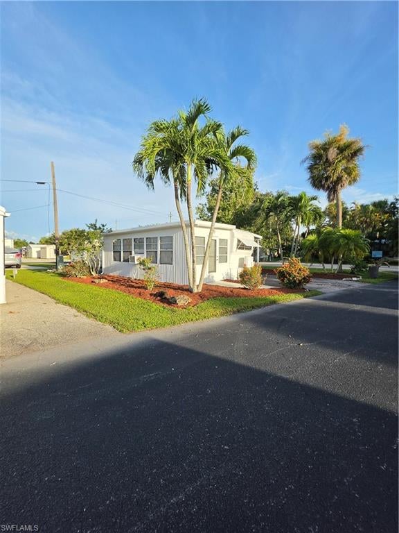 HOLIDAY MANOR - Residential