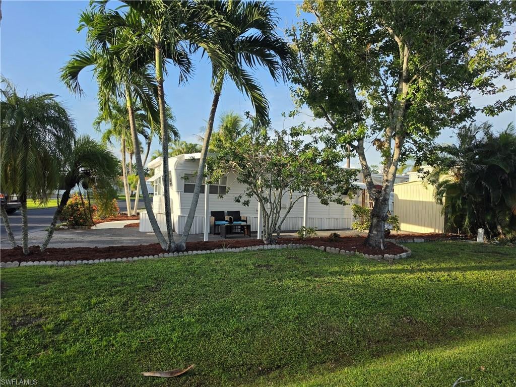 HOLIDAY MANOR - Residential