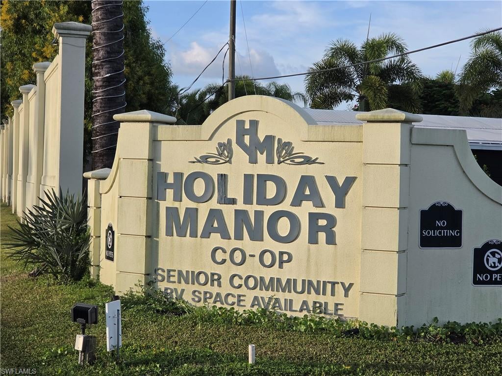 HOLIDAY MANOR - Residential