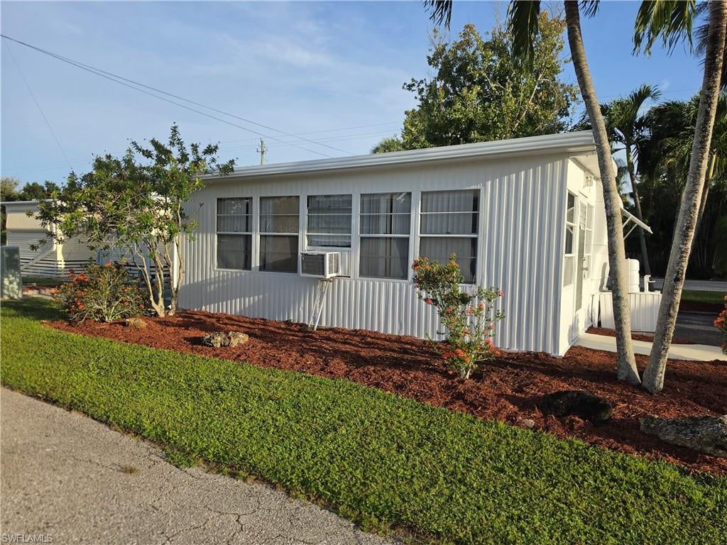 HOLIDAY MANOR - Residential