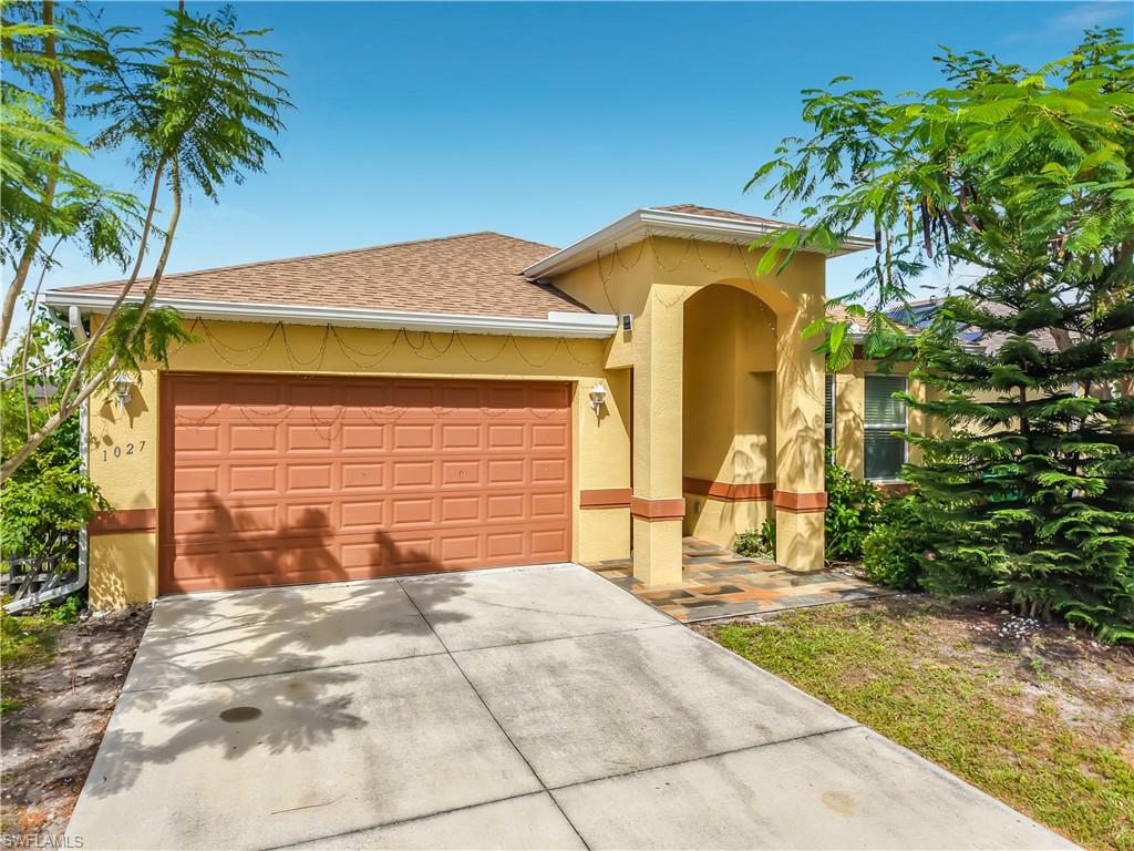 LOCATED IN ARROWHEAD RESERVE AT LAKE TRAFFORD. Paraiso model featuring 3 bedrooms, 2 bathrooms, plus a den, built in 2021, inside laundry room, and a spacious kitchen with a breakfast bar. The property is fully fenced and offers fruit trees, low association fees, a 2-car garage, city water and sewer, included water treatment system. Tile flooring throughout and a deck in the backyard.
this house is in excellent condition, Mrs. Clean lives here.