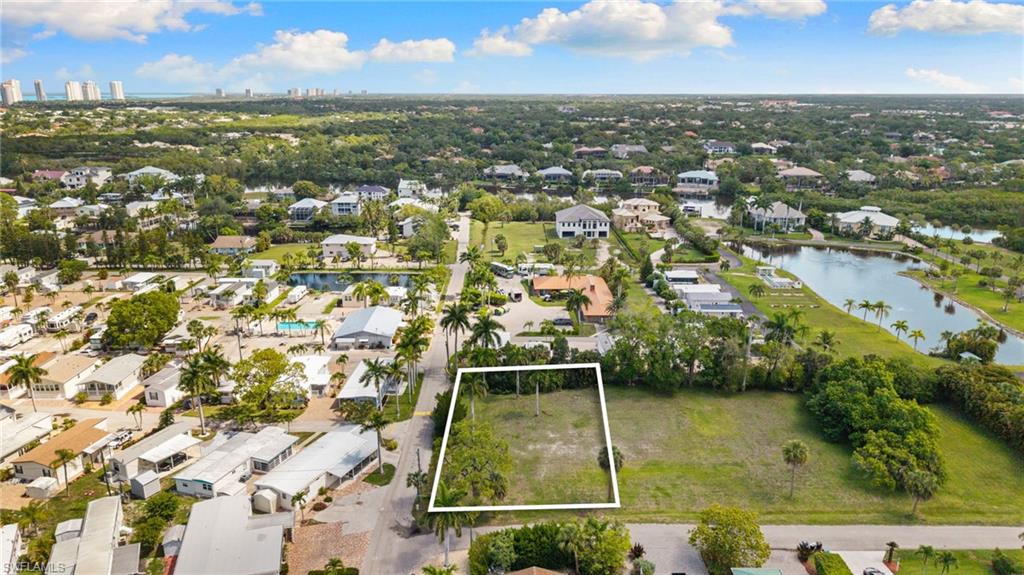 Corner lot, great location, close to world renowned beaches, shopping and dining!  Zoned for single family or duplex.