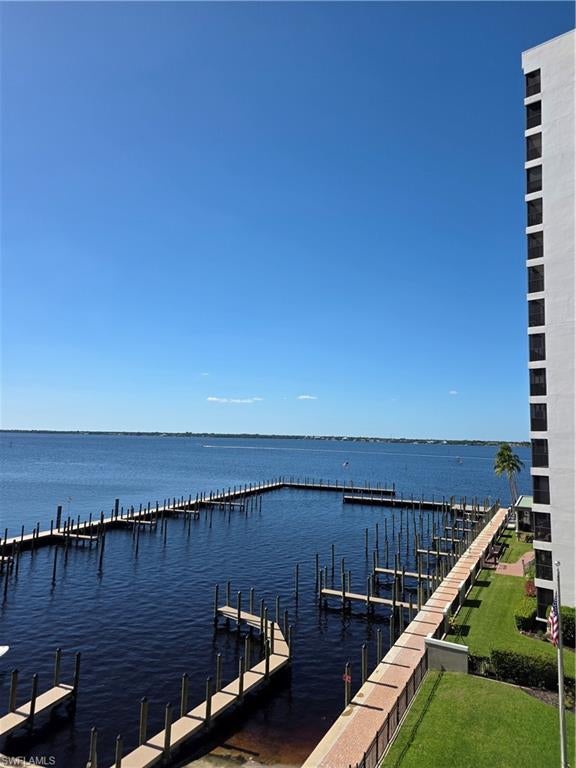 FIRST HARBOUR TOWER CONDO - Residential