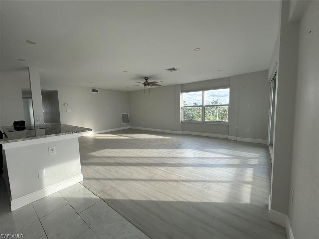 FIRST HARBOUR TOWER CONDO - Residential