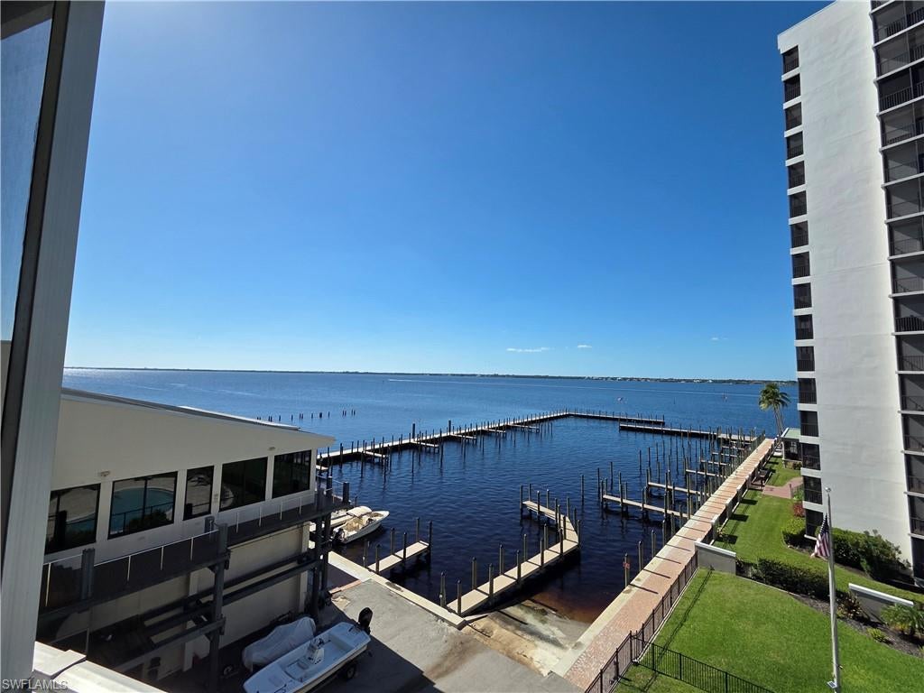 FIRST HARBOUR TOWER CONDO - Residential