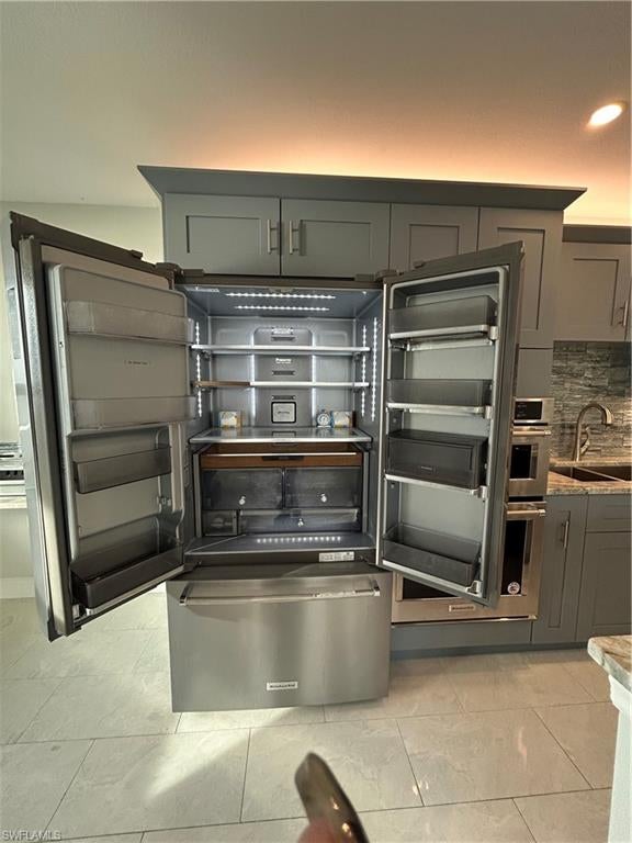 FIRST HARBOUR TOWER CONDO - Residential