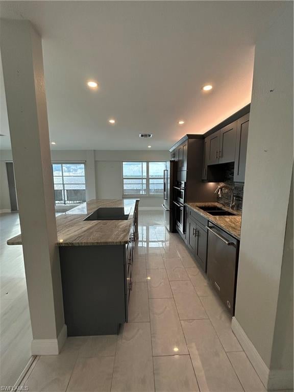 FIRST HARBOUR TOWER CONDO - Residential
