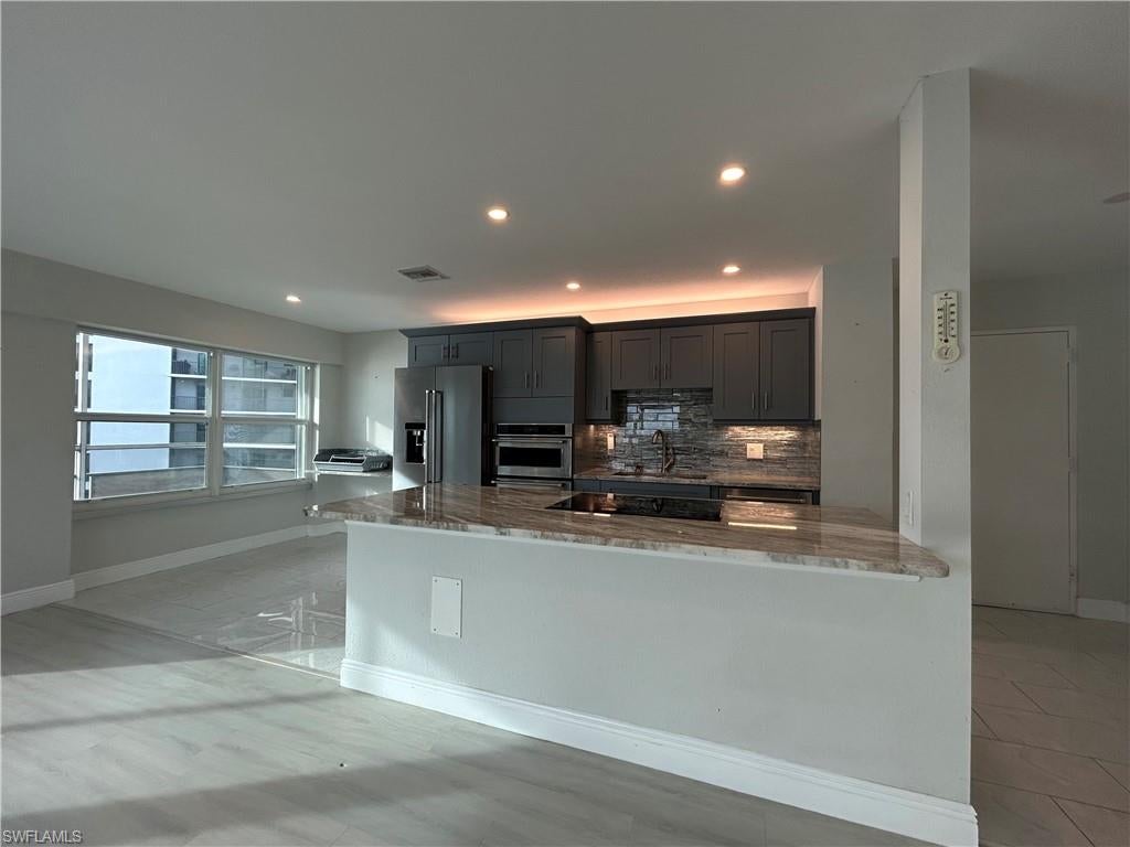 FIRST HARBOUR TOWER CONDO - Residential