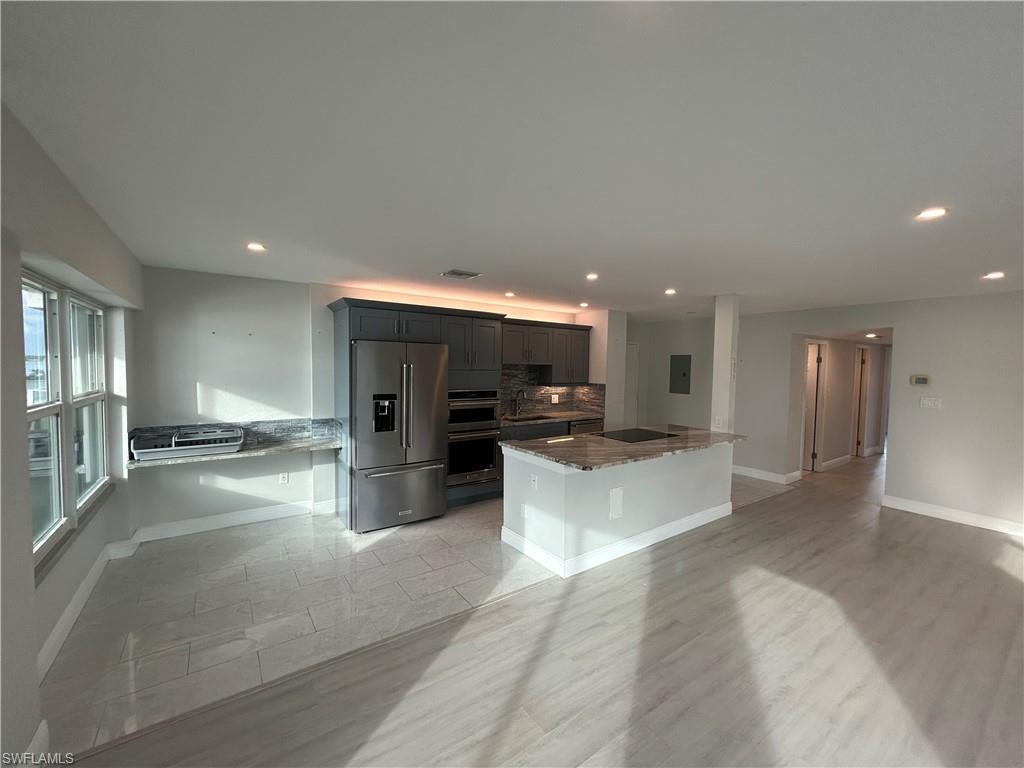 FIRST HARBOUR TOWER CONDO - Residential