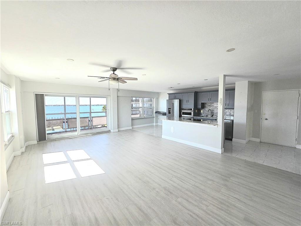 FIRST HARBOUR TOWER CONDO - Residential