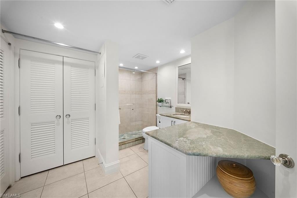 BAREFOOT BEACH CLUB - Residential