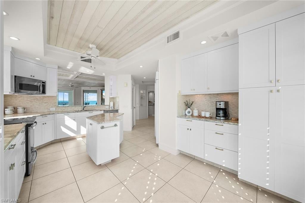 BAREFOOT BEACH CLUB - Residential