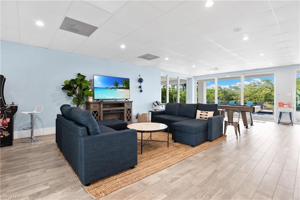 IMPERIAL SHORES - Residential