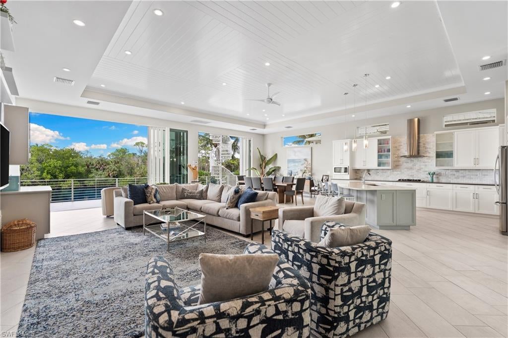 IMPERIAL SHORES - Residential