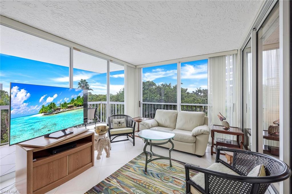 ST TROPEZ - Residential Lease