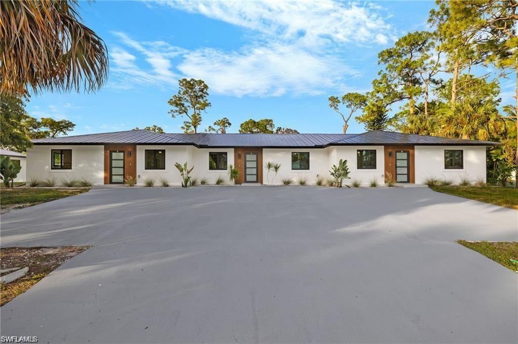 Beautifully updated 2 bedroom, 2 full bath home with a huge backyard! Just a short walk to Sugden Park, giving you a partial view of the lake! Minutes to shopping, dining, and our beautiful beaches!