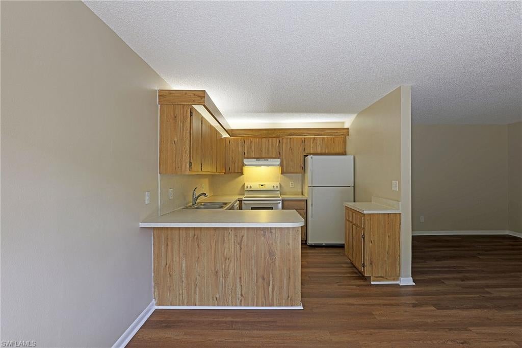PARKWOODS TOWNHOUSE COMMUNITY - Residential Lease