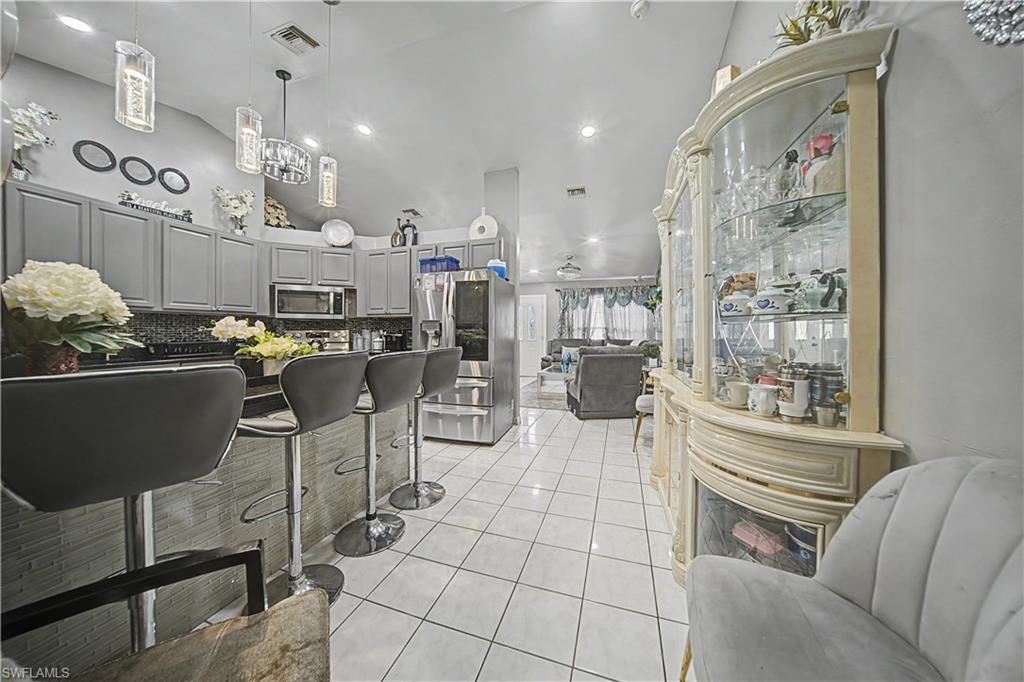 NAPLES MANOR - Residential