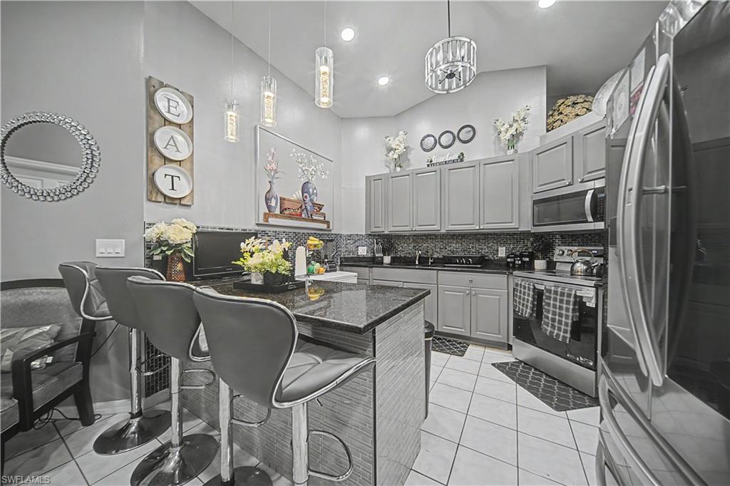 NAPLES MANOR - Residential