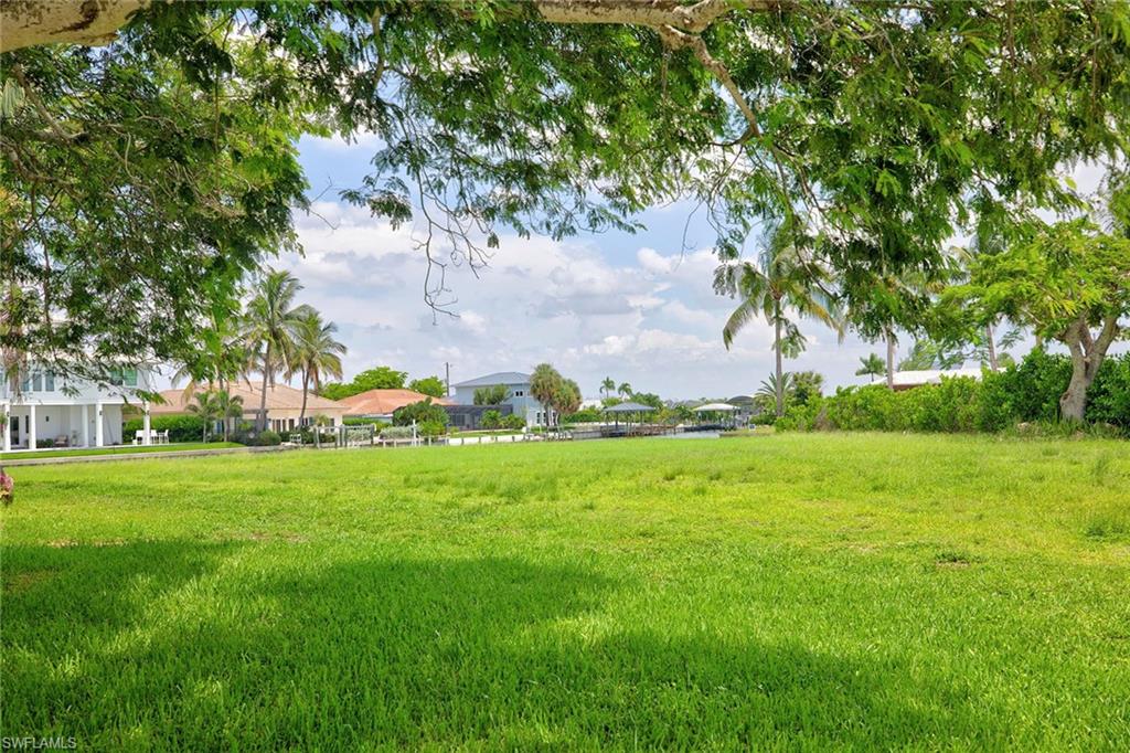GLENVIEW - Land