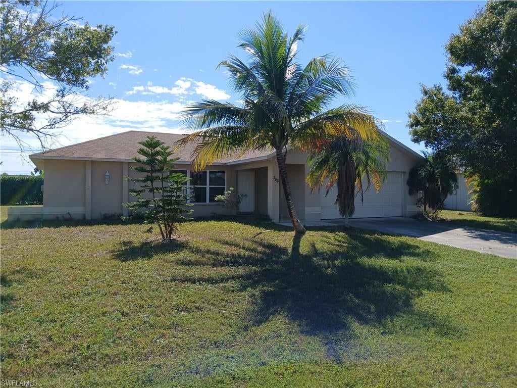 This 3/2/2 has tile floors throughout, inside laundry room, screened porch and all city utilities in and paid for. 
South exposure with plenty of room for a pool. Convenient location to restaurants, shopping and schools. Easy to show with short notice.