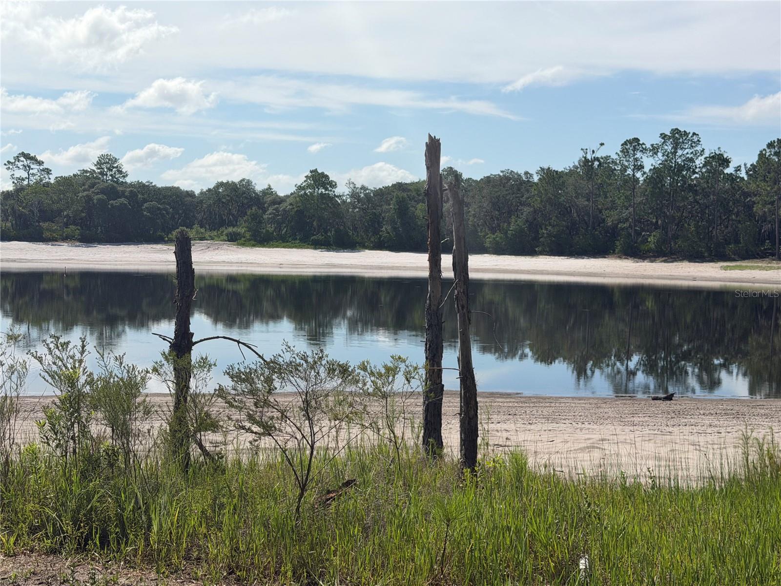 Serene lakefront lot in Ocklawaha. Located close to The Villages and Ocala for an easy commute. Call today to view this beautiful property!