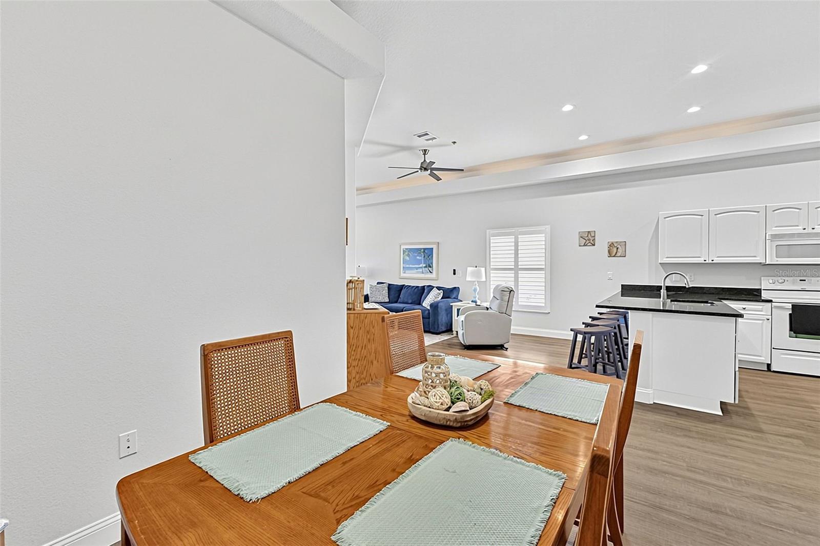 WATERSIDE CONDOS PH I - Residential
